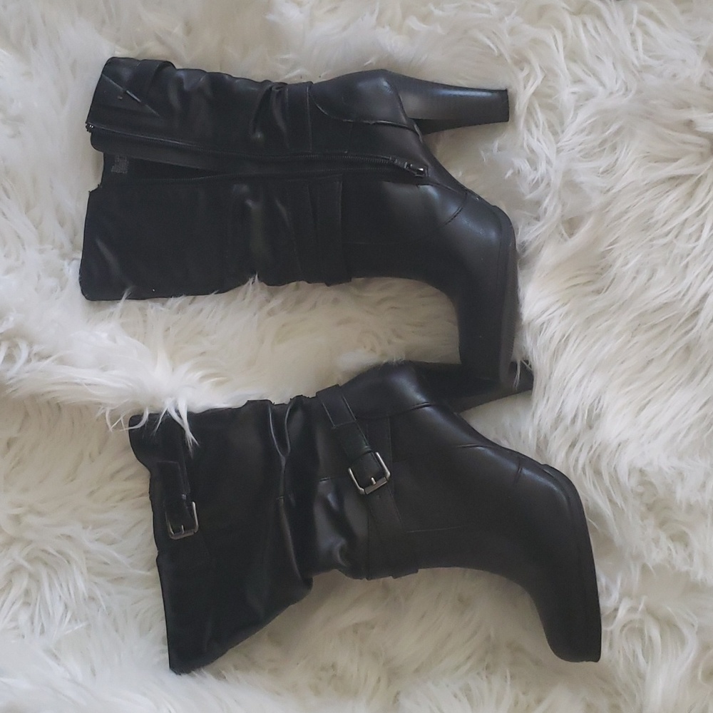 Heeled Black Boots With Buckles